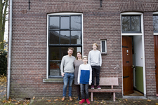 852184 Portret van Rik, Esther, Gijs en Koen, bewoners van een huis aan het Wolvenplein te Utrecht.
